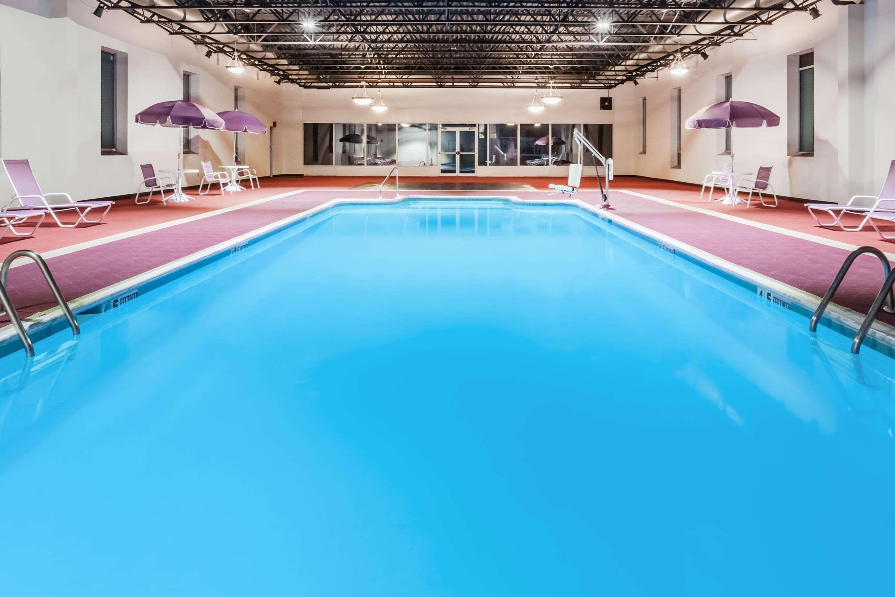 Baymont By Wyndham Queensbury/Lake George Exterior photo